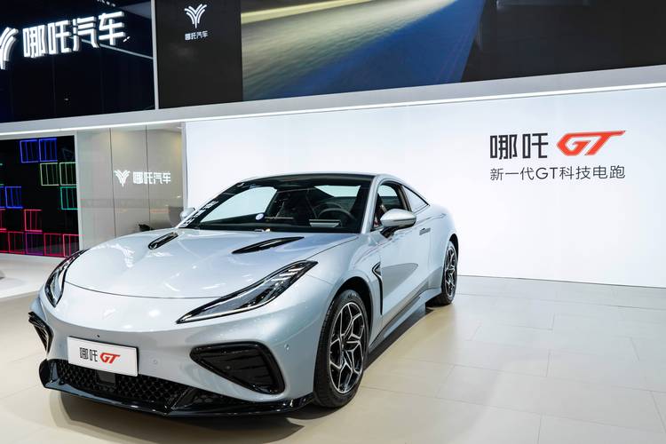 惠州162哪吒汽车在智能汽车领域的表现，领途汽车在新能源汽车市场中的影响力